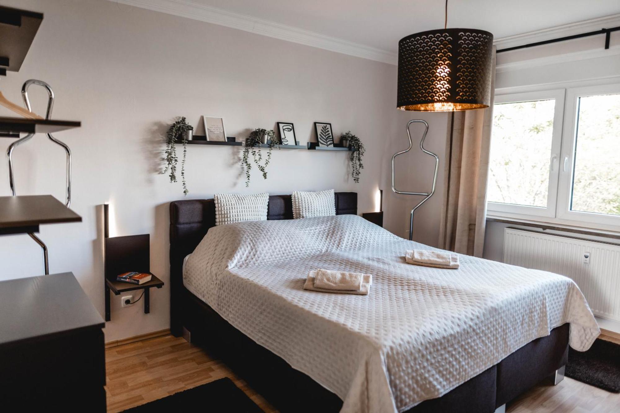 Me Homes - Grosse Moderne Designer-Wohnung Fuer Urlaub Und Business - Mit Kueche, Buero, Balkon Und 2 Parkplaetzen Bayreuth Exterior photo
