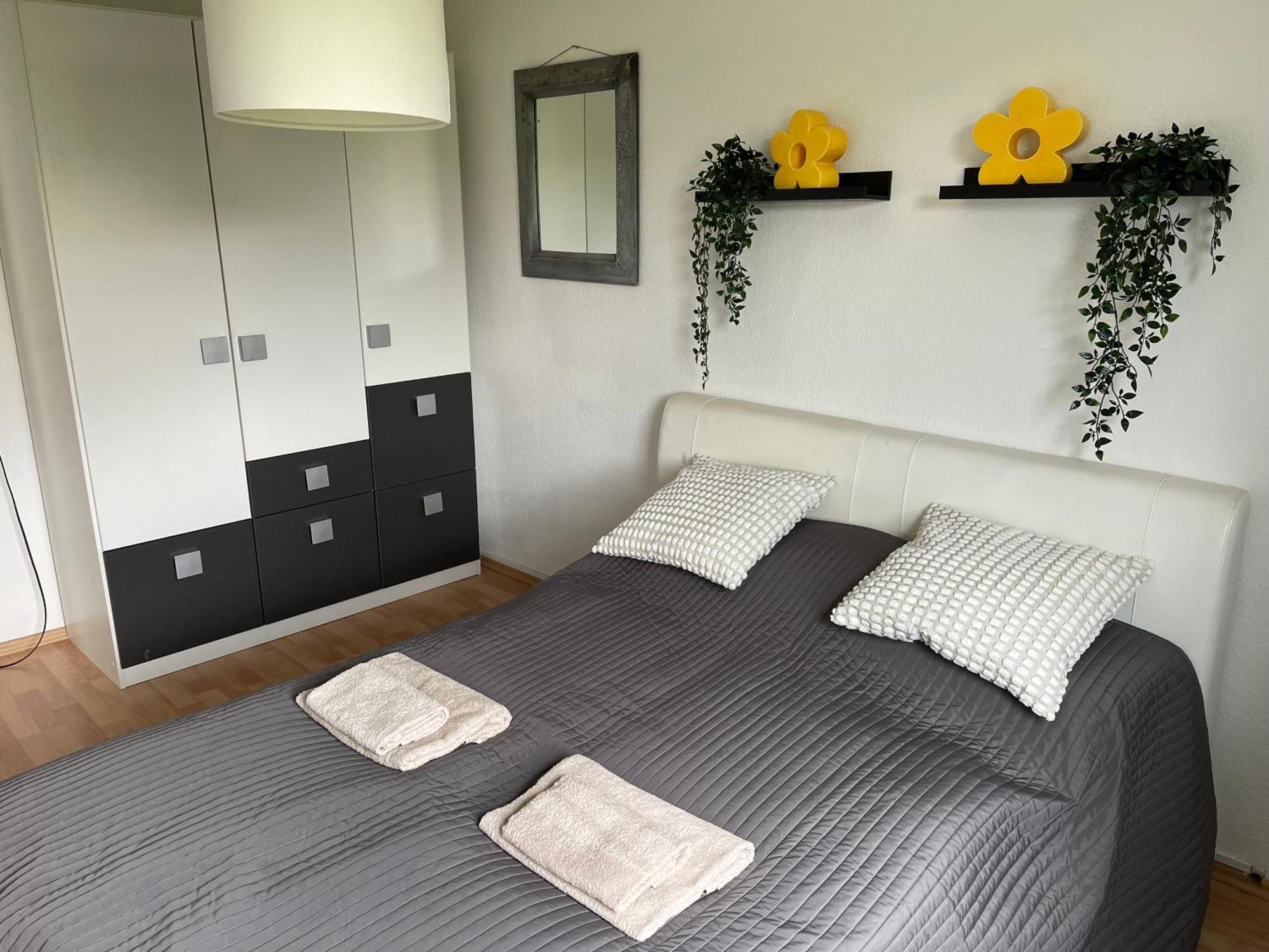 Me Homes - Grosse Moderne Designer-Wohnung Fuer Urlaub Und Business - Mit Kueche, Buero, Balkon Und 2 Parkplaetzen Bayreuth Exterior photo
